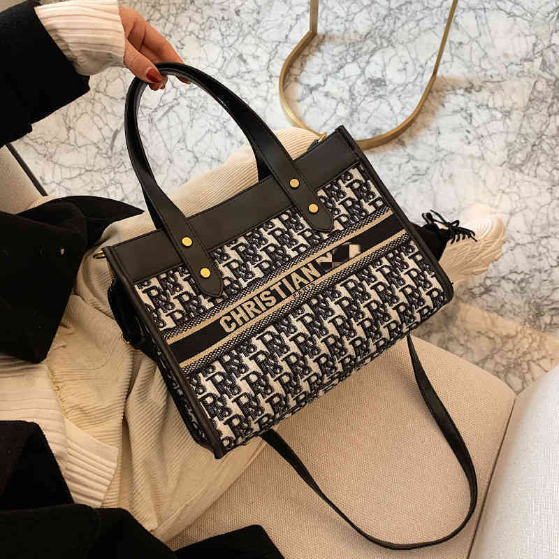 2022 Factory Wholesale New Commuter bag women's large capacity canvas versatile red one shoulder, Black
2022 Factory Wholesale New Commuter bag women's large capacity canvas versatile red one shoulder, Black
