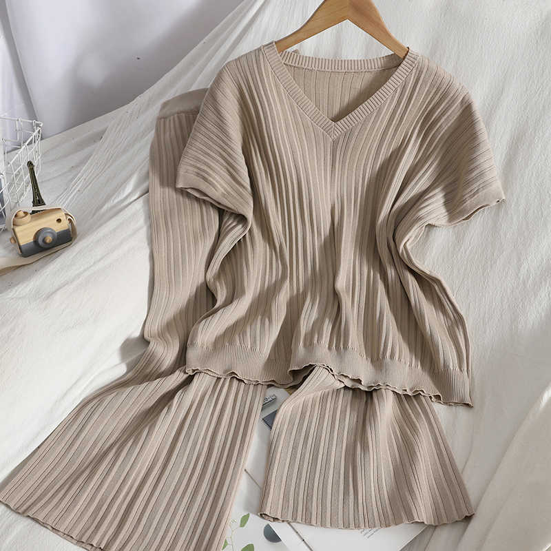 DEAT Summer Fashion Casual V-neck Solid Color Top Nine Point Wide Leg Pants Pleated Knitting Two Piece Suit Women SK019 210709, Black
DEAT Summer Fashion Casual V-neck Solid Color Top Nine Point Wide Leg Pants Pleated Knitting Two Piece Suit Women SK019 210709, Black
