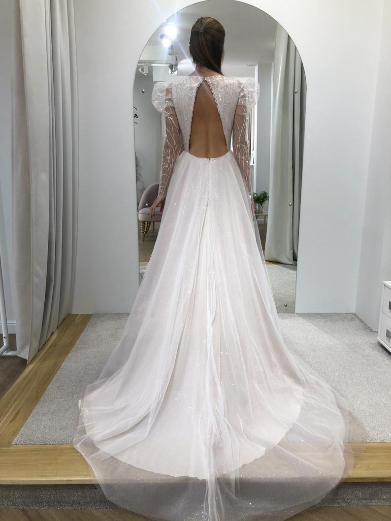 New Sparkly A Line Wedding Dresses Jewel Neck Long Sleeve Sequins Appliques Country Bridal Gowns Sexy Backless Wedding Robe