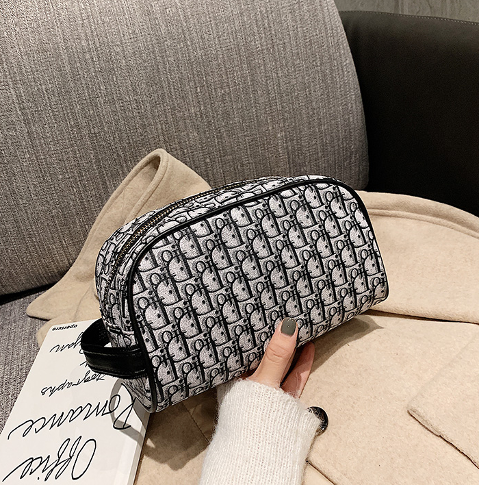 Designer cosmetic bag female portable travel carry-on large-capacity skin care product storage
Designer cosmetic bag female portable travel carry-on large-capacity skin care product storage