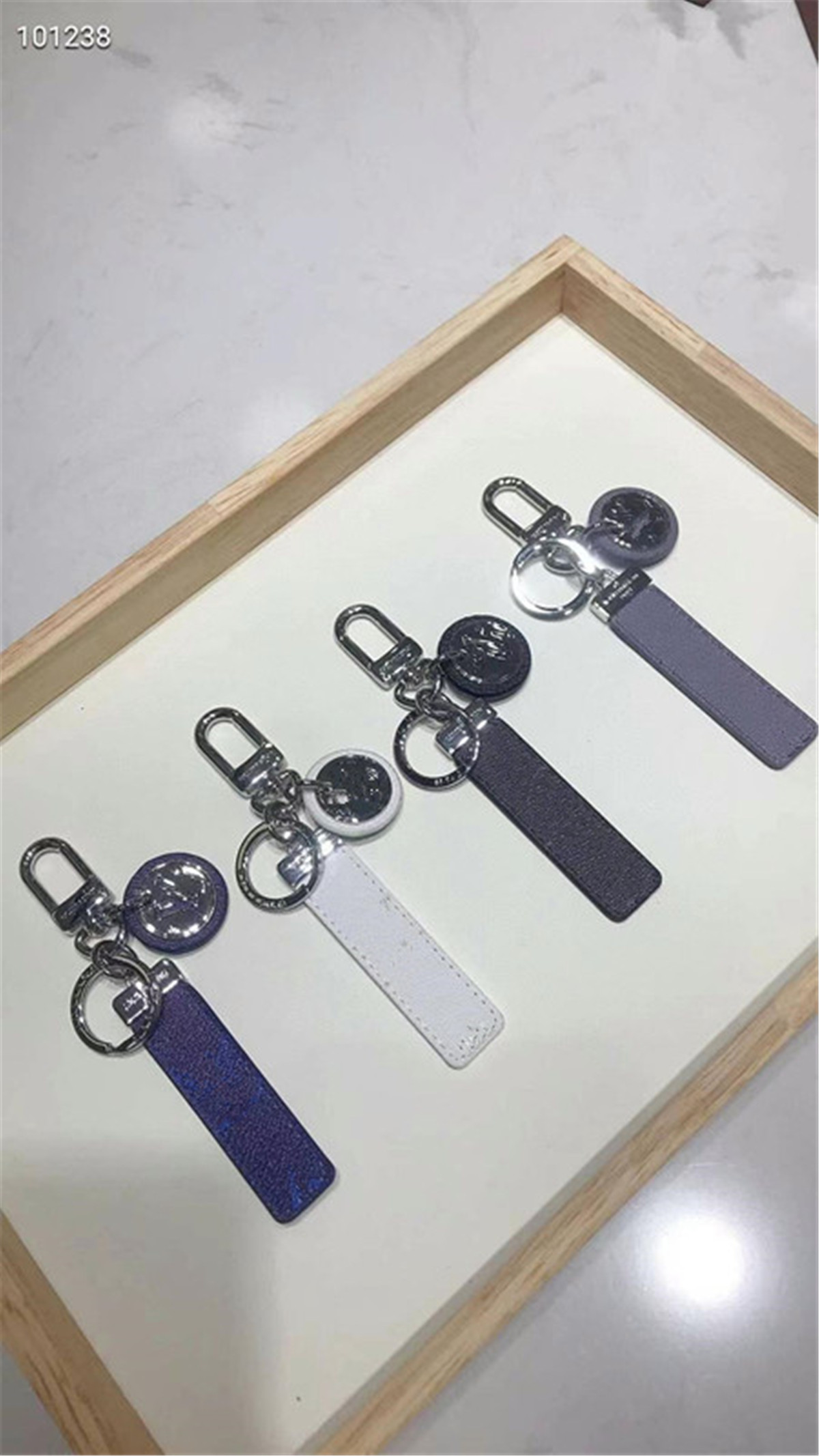 2021 Key Chain Buckle lovers Car Keychain Handmade Leather Keychains Men Women Bag Pendant Accessories with box
2021 Key Chain Buckle lovers Car Keychain Handmade Leather Keychains Men Women Bag Pendant Accessories with box