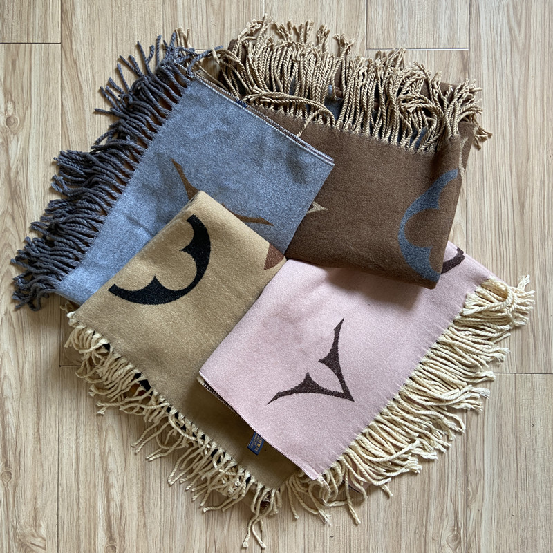 2021 Printed scarf designer classic letter long shawl women's soft silk wool cashmere high quality, Blue;gray
2021 Printed scarf designer classic letter long shawl women's soft silk wool cashmere high quality, Blue;gray