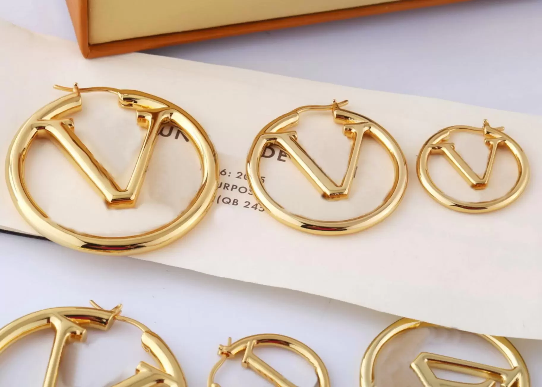 Fashion Style Stud Earrings Lady Women Gold Silver-Colour Hardware Engraved V Initials Hollow Out Hoop Earring M64288 Size S
Fashion Style Stud Earrings Lady Women Gold Silver-Colour Hardware Engraved V Initials Hollow Out Hoop Earring M64288 Size S