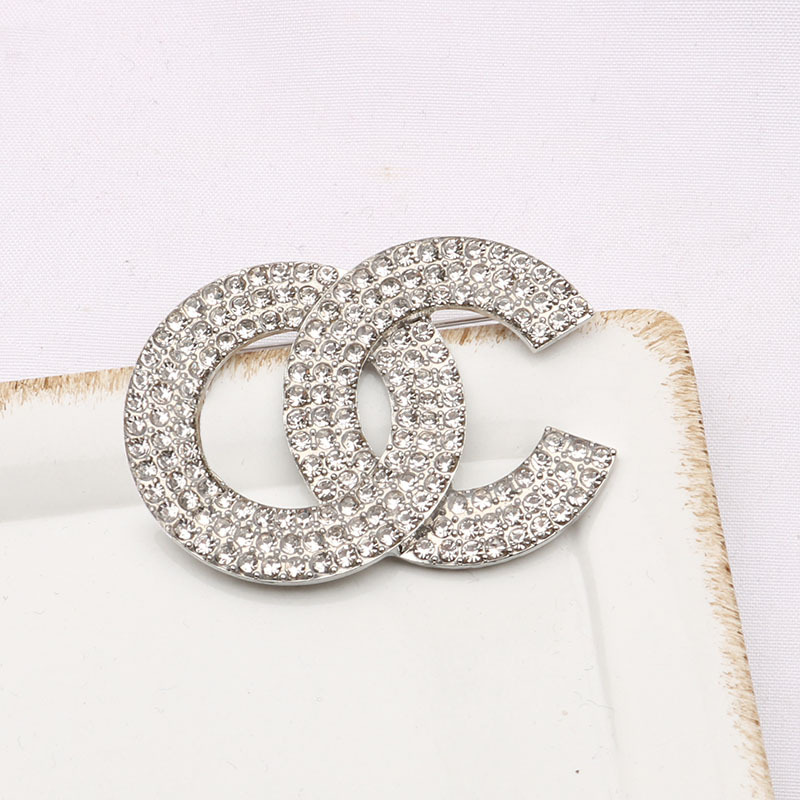 

Luxury Women Designer Brand Letter Brooches 18K Gold Plated Inlay Crystal Rhinestone Jewelry Brooch Charm Pearl Pin Marry Wedding Party Gift Sweater Accessorie