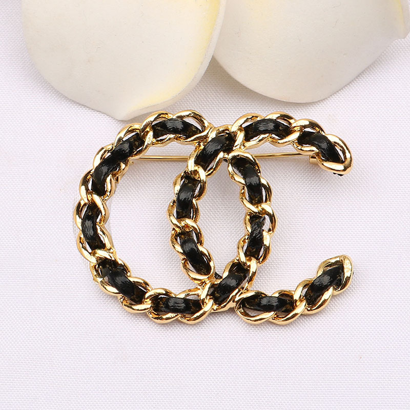 Classic Small Sweet Wind Luxurys Brand Chain Design Brooch Handmade Women C Letters Brooches Suit Pin Fashion Jewelry Clothing Decoration High Quality Accessories
Classic Small Sweet Wind Luxurys Brand Chain Design Brooch Handmade Women C Letters Brooches Suit Pin Fashion Jewelry Clothing Decoration High Quality Accessories