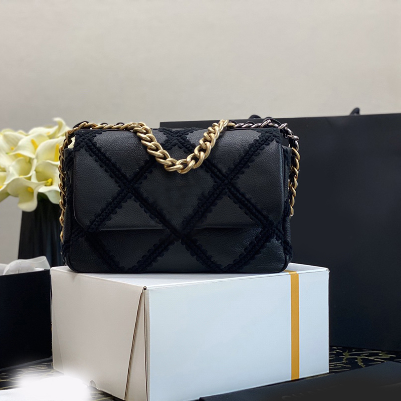 The new It exudes charm fashion bags New hook flower element design A little more refinement J330088 shoulder bag Genuine Leather bags
The new It exudes charm fashion bags New hook flower element design A little more refinement J330088 shoulder bag Genuine Leather bags