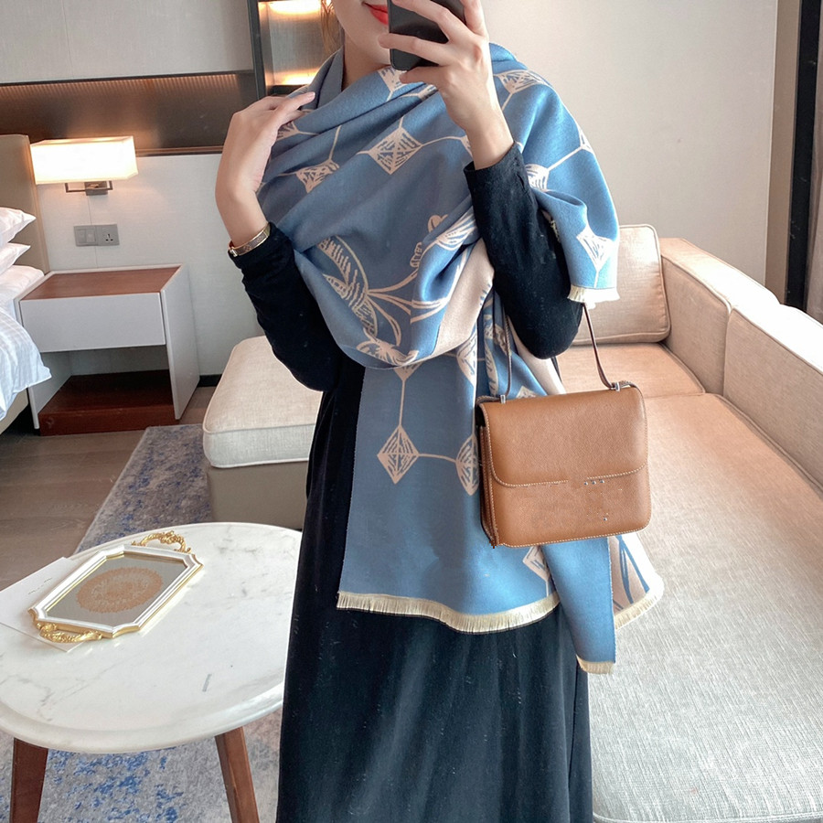The latest styl scarves of classic scarf in autumn winter is fashionable thickened warm high-end cashmere blended material soft and comforta
The latest styl scarves of classic scarf in autumn winter is fashionable thickened warm high-end cashmere blended material soft and comforta