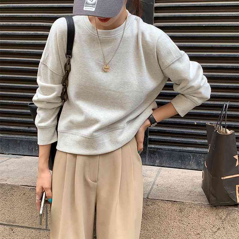 Ningbo baishiwang gray white round neck Pullover short sweater women' autumn 2021 new Korean loose casual top
Ningbo baishiwang gray white round neck Pullover short sweater women' autumn 2021 new Korean loose casual top