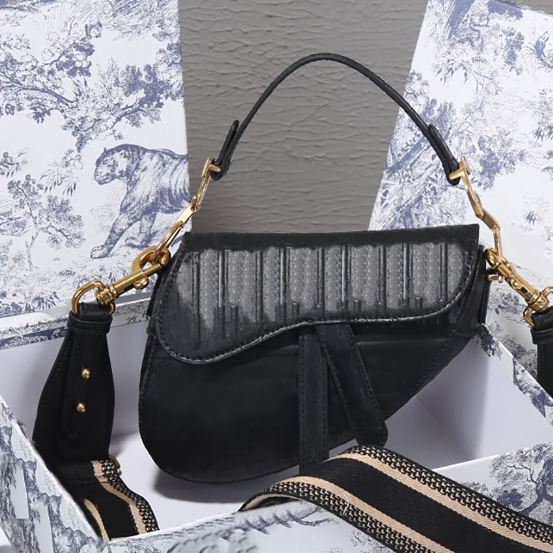 2022 Designer Women Embroidery Saddle Bag matte Leather Handbag Cowboy Blue Canvas CrossBody Shoulder Bags Purse with box, Color 4
2022 Designer Women Embroidery Saddle Bag matte Leather Handbag Cowboy Blue Canvas CrossBody Shoulder Bags Purse with box, Color 4
