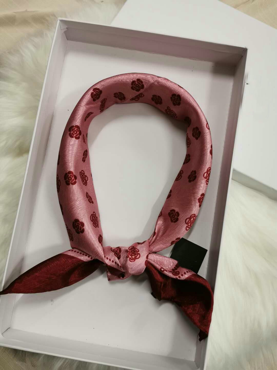 bags scraf Scarves silk Designer Silk Scarf Hot sale top Quality famous brand with tag Fashion pattern Scarves women Shawl Size 70*70cm
bags scraf Scarves silk Designer Silk Scarf Hot sale top Quality famous brand with tag Fashion pattern Scarves women Shawl Size 70*70cm