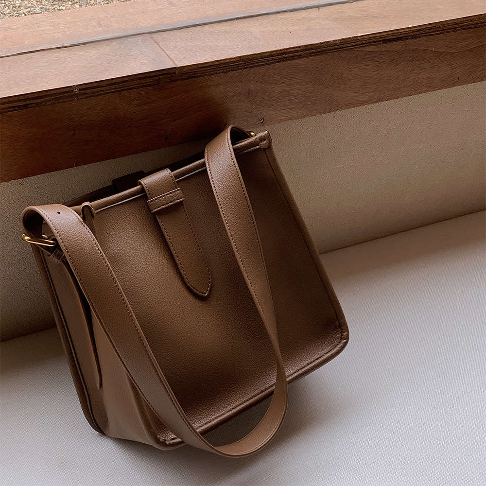 Minimalist soft leather bucket 2021 new autumn and winter women's large capacity shoulder versatile commuter messenger bag, Brown high quality
Minimalist soft leather bucket 2021 new autumn and winter women's large capacity shoulder versatile commuter messenger bag, Brown high quality
