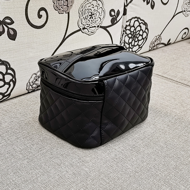 Fashion black makeup bag portable cosmetic case storage bags for ladies favorite vogue items VIP gifts
Fashion black makeup bag portable cosmetic case storage bags for ladies favorite vogue items VIP gifts