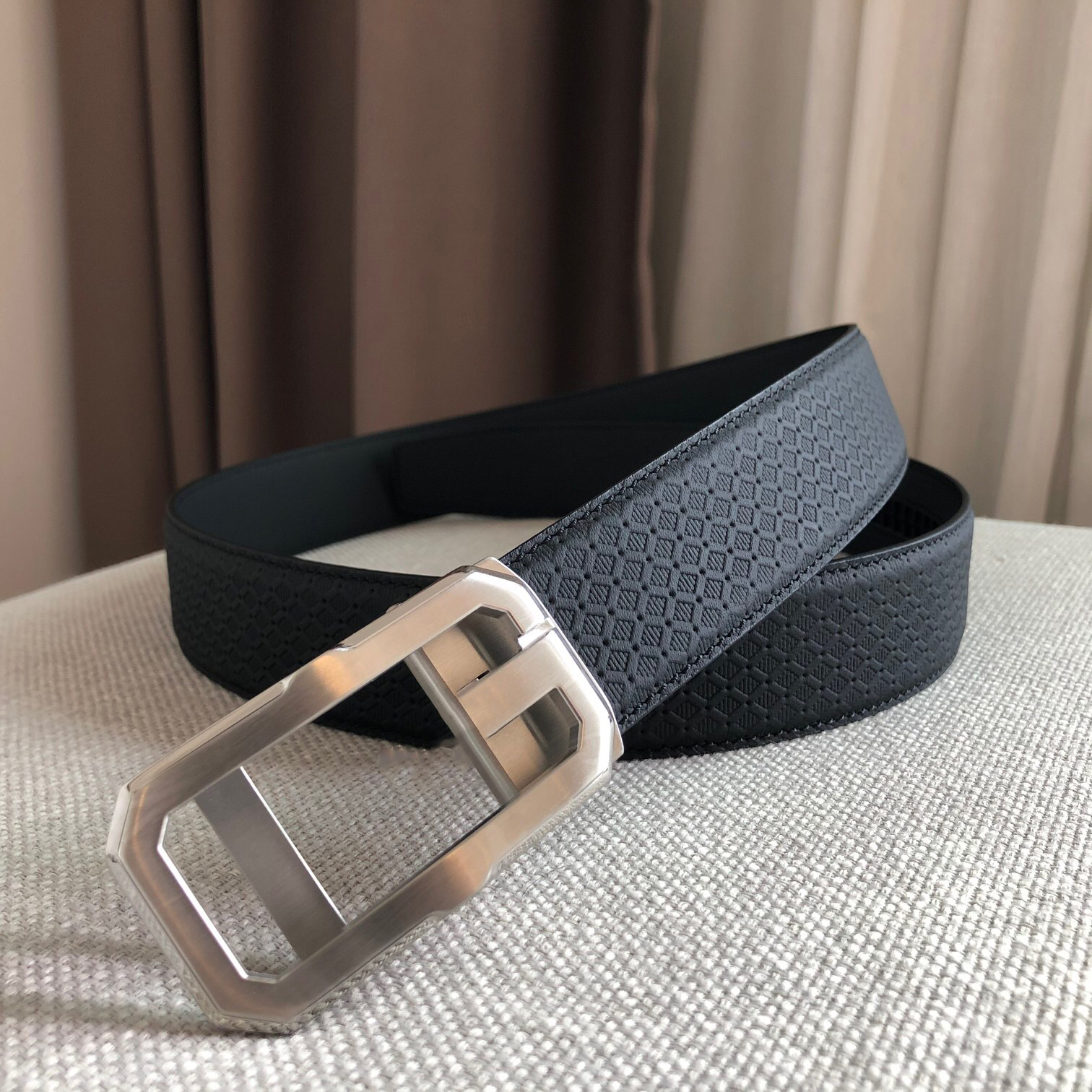 Belt 7A high-end customized quality, automatic smooth steel belt, leather imported from Italy can be cut in length, Black;brown
Belt 7A high-end customized quality, automatic smooth steel belt, leather imported from Italy can be cut in length, Black;brown