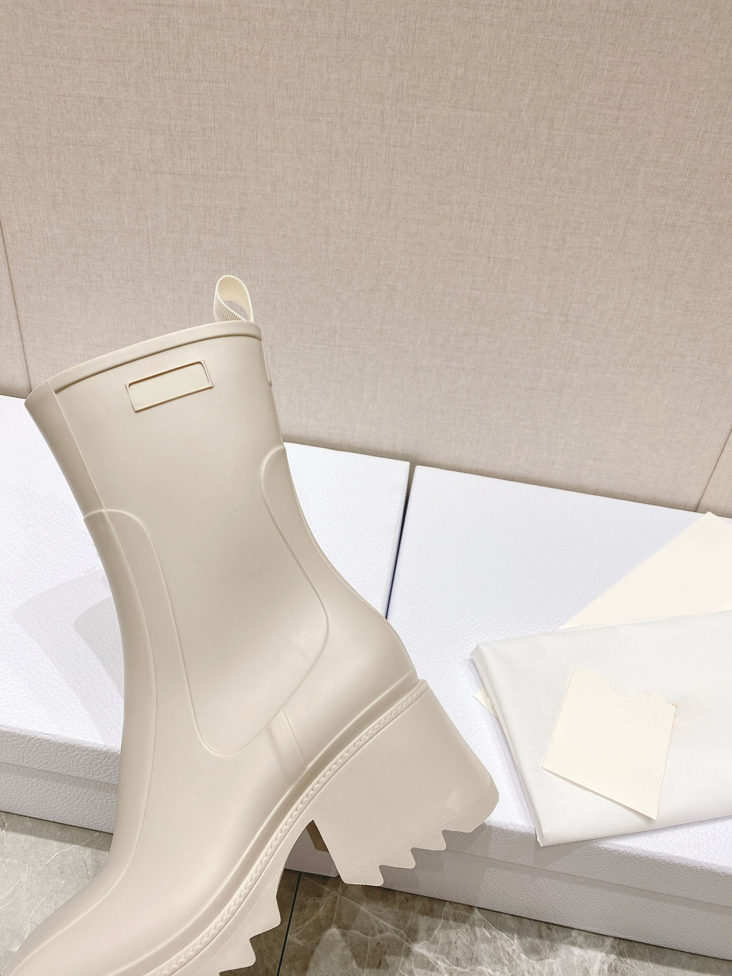 2021 fashionable women's thick heel boots are made of PVC material, with strong resilience, zipper opening gear outsole and more sense design