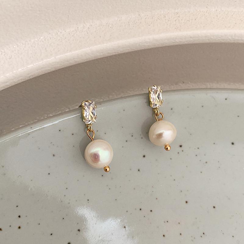 WTLTC Dainty Small Freshwater Pearl Dangle Earrings for Women Retro Cubic Zirconia Earrings Simple Drop Minimal Jewelry
WTLTC Dainty Small Freshwater Pearl Dangle Earrings for Women Retro Cubic Zirconia Earrings Simple Drop Minimal Jewelry