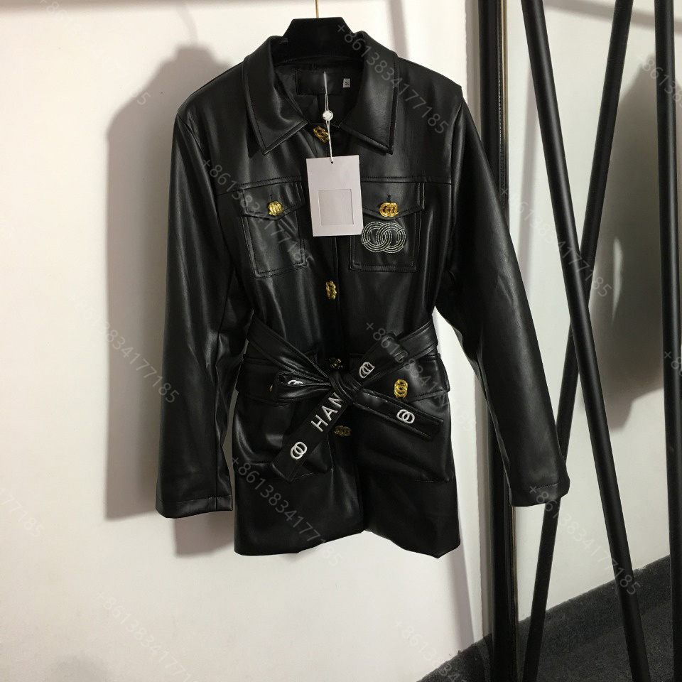 Fashion designer cc women sheepskin coat jacket belt waist letter embroidery logo button winter hoodie coats high quality classic design womens clothes wholesale
Fashion designer cc women sheepskin coat jacket belt waist letter embroidery logo button winter hoodie coats high quality classic design womens clothes wholesale