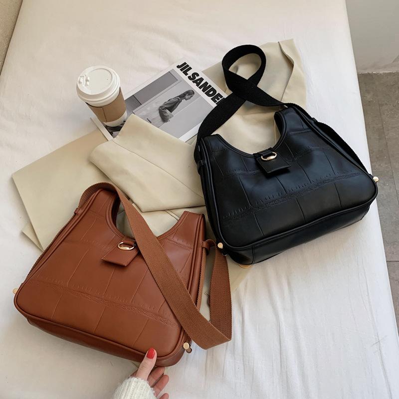 Bag female Korean version of the wild one-shoulder messenger bag autumn and winter net red fashion crescent, Black
Bag female Korean version of the wild one-shoulder messenger bag autumn and winter net red fashion crescent, Black