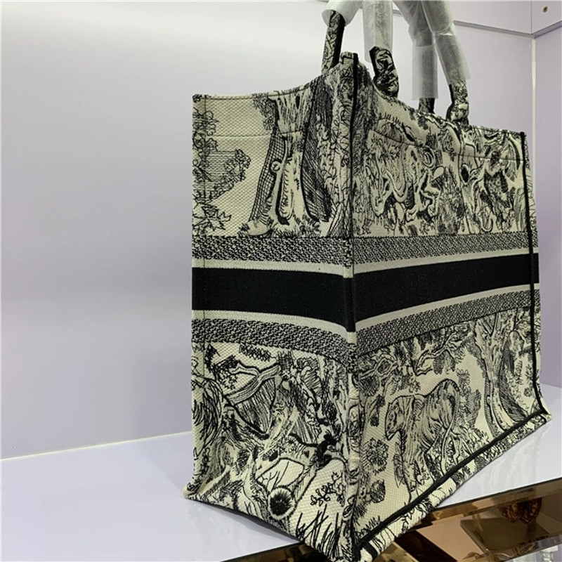 Luxurys Designers Bags 2021 Tote Bag Totes Handbag Women Tote Bag Three styles of three-dimensional embroidery
Luxurys Designers Bags 2021 Tote Bag Totes Handbag Women Tote Bag Three styles of three-dimensional embroidery