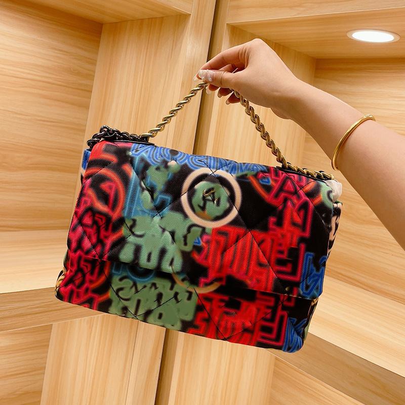 28C/26C 19 Series Fabric Shoulder Large Bags Handbags Womens 21SS Multi-Color Printing Classic Printed Flap Jumbo Small Luxury_handbags Erfn
28C/26C 19 Series Fabric Shoulder Large Bags Handbags Womens 21SS Multi-Color Printing Classic Printed Flap Jumbo Small Luxury_handbags Erfn