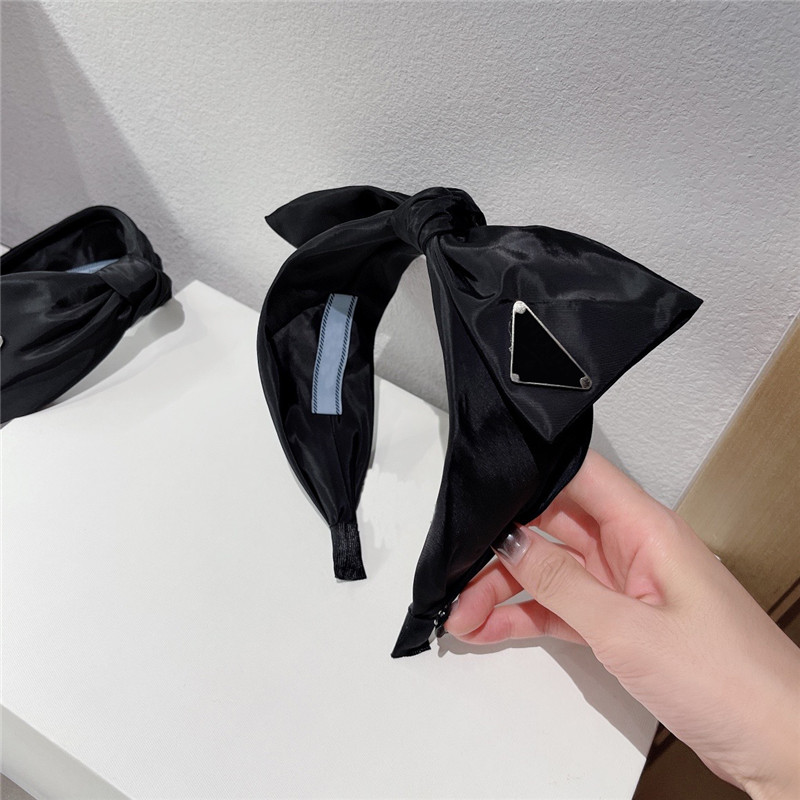 Retro Metal Triangle Label Headbands Elegant Lady Bow Hair Hoop Women Knotted Sports Headband Home Outdoor Jewelry
Retro Metal Triangle Label Headbands Elegant Lady Bow Hair Hoop Women Knotted Sports Headband Home Outdoor Jewelry