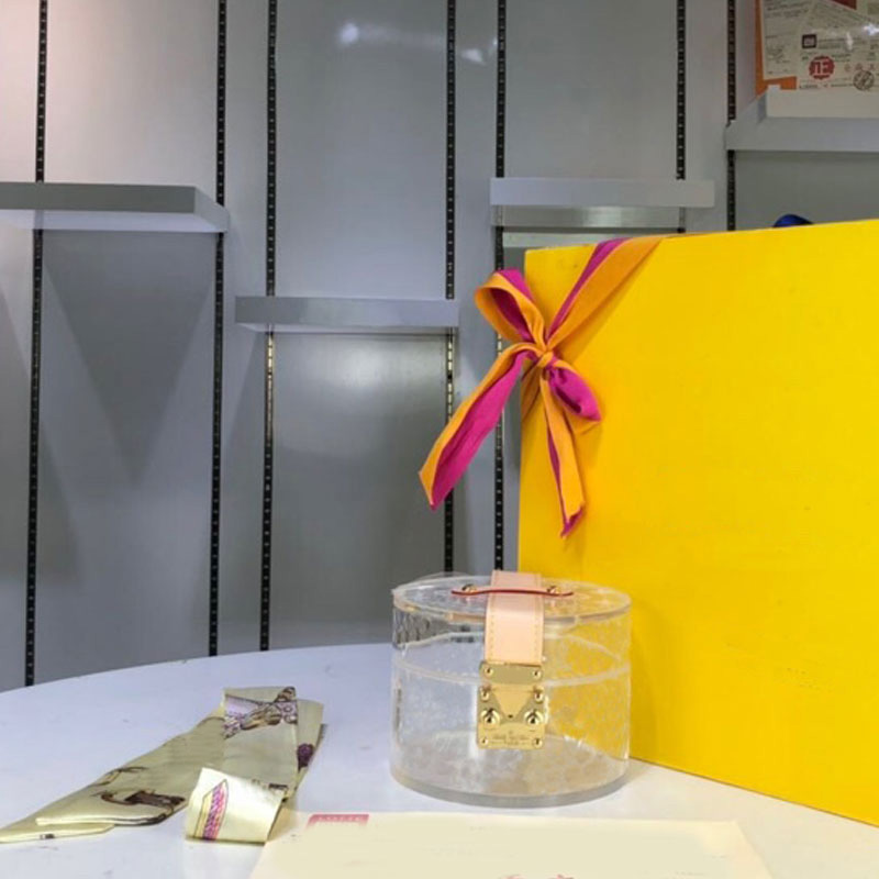 Women Cosmetic Bag Designer Hand Bags Purse Transparent Pvc Clear Letter Printing High Quality Silk Ribbon With Box
Women Cosmetic Bag Designer Hand Bags Purse Transparent Pvc Clear Letter Printing High Quality Silk Ribbon With Box