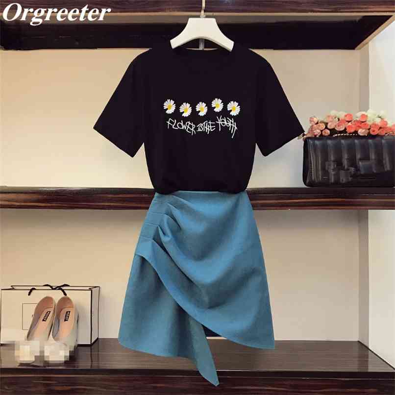 Plus Size L-4XL Sale Daisy embroidery Suits Summer Two piece Black Tshirt and Ruched Asymmetry Bodycon Mini Skirt Sets Women 210602
Plus Size L-4XL Sale Daisy embroidery Suits Summer Two piece Black Tshirt and Ruched Asymmetry Bodycon Mini Skirt Sets Women 210602