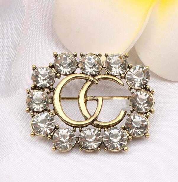 22SS 18K Gold Plated Copper Pin Brooch Brand Desinger Women Small Sweet Wind Bowknot Rhinestone Letters Brooches Suit Party Decoration
22SS 18K Gold Plated Copper Pin Brooch Brand Desinger Women Small Sweet Wind Bowknot Rhinestone Letters Brooches Suit Party Decoration