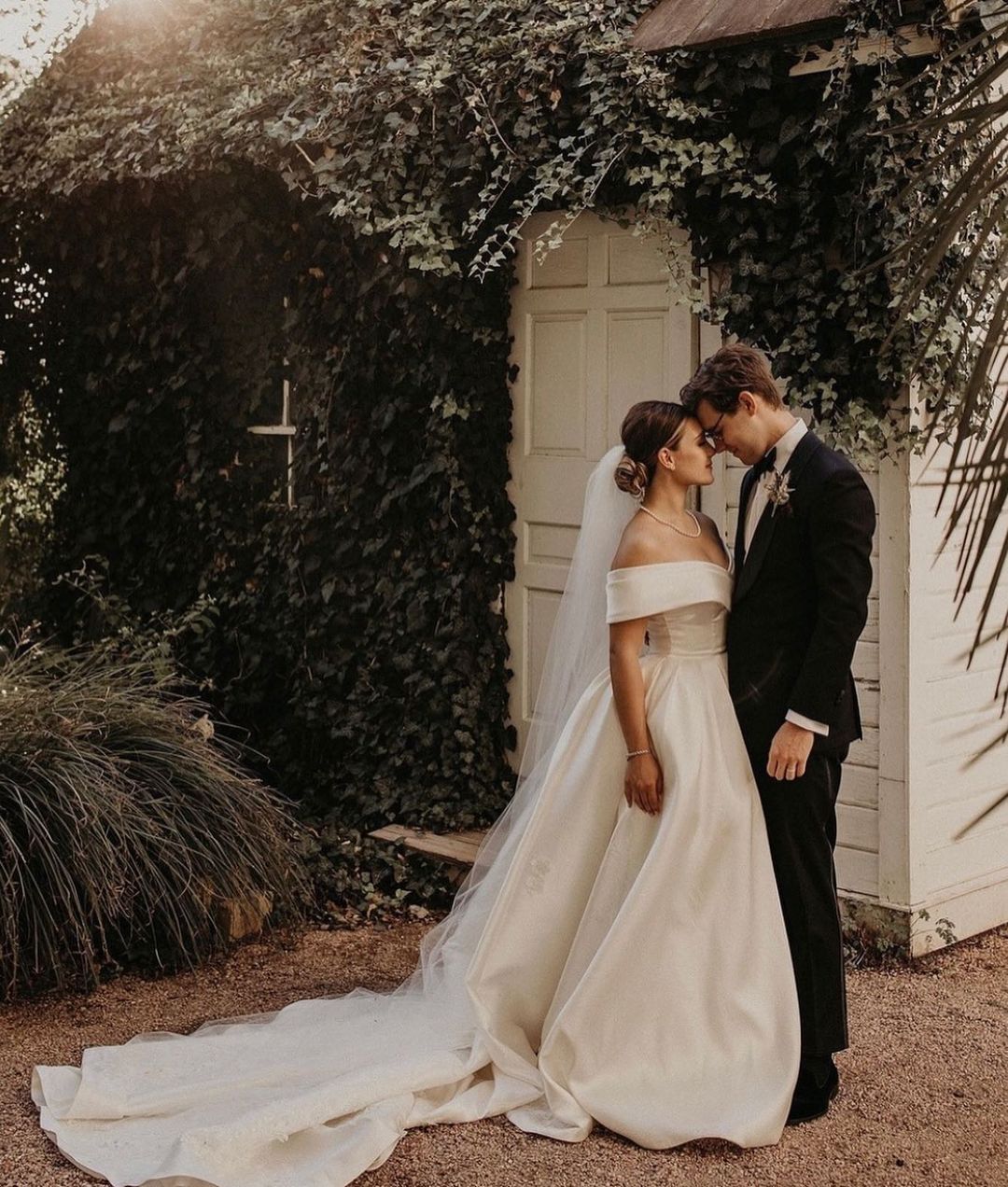 Line Charming A Wedding Dresses Off The Shoulder Neck Custom Made Plus Size Bridal Gowns Sweep Train Satin Robe De Marie