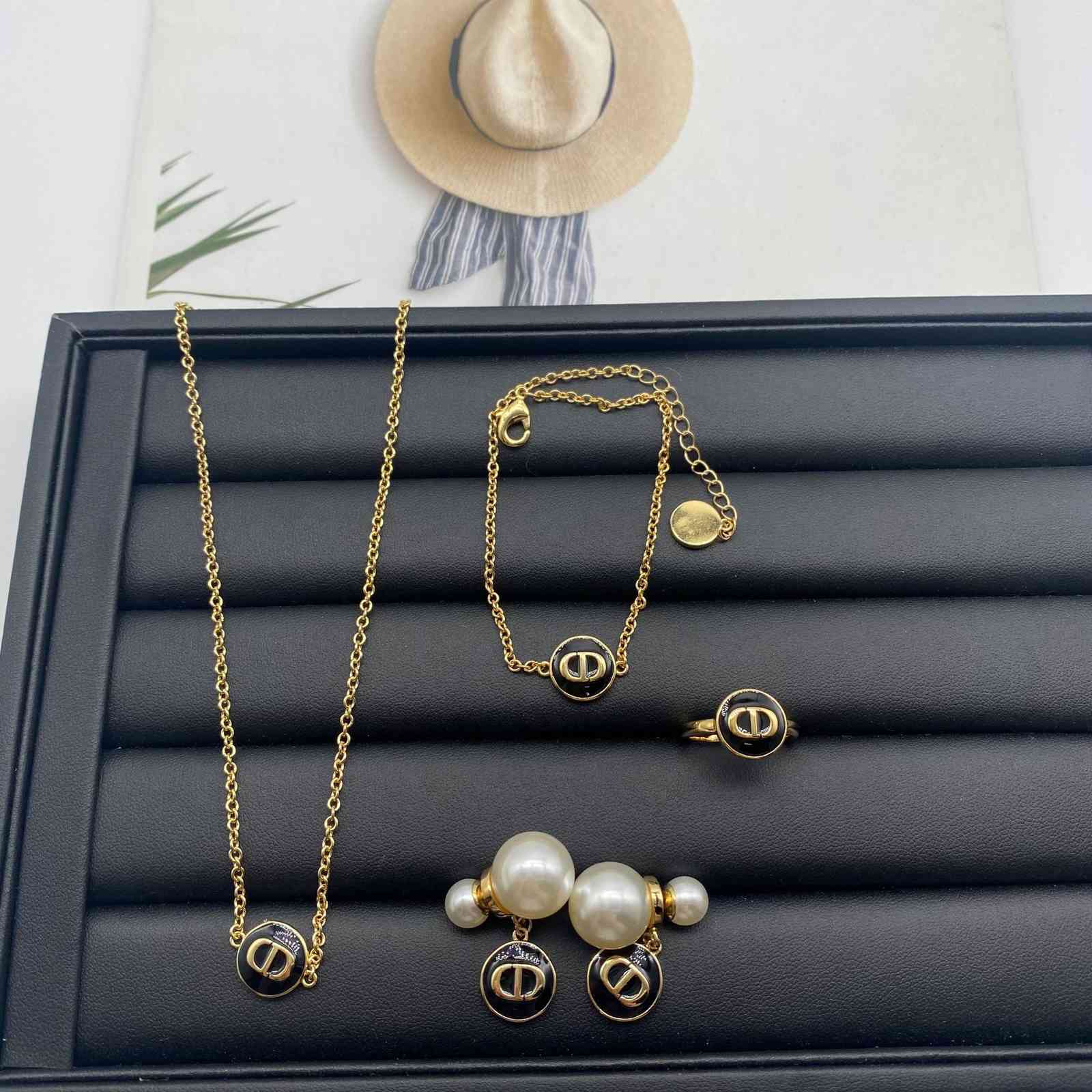 Luxury Jewelry Necklace New Black Oil Dripping Double-sided Cd Pearl Earrings Female Family Simple High Version Cool Wind Bracelet Necklace
Luxury Jewelry Necklace New Black Oil Dripping Double-sided Cd Pearl Earrings Female Family Simple High Version Cool Wind Bracelet Necklace