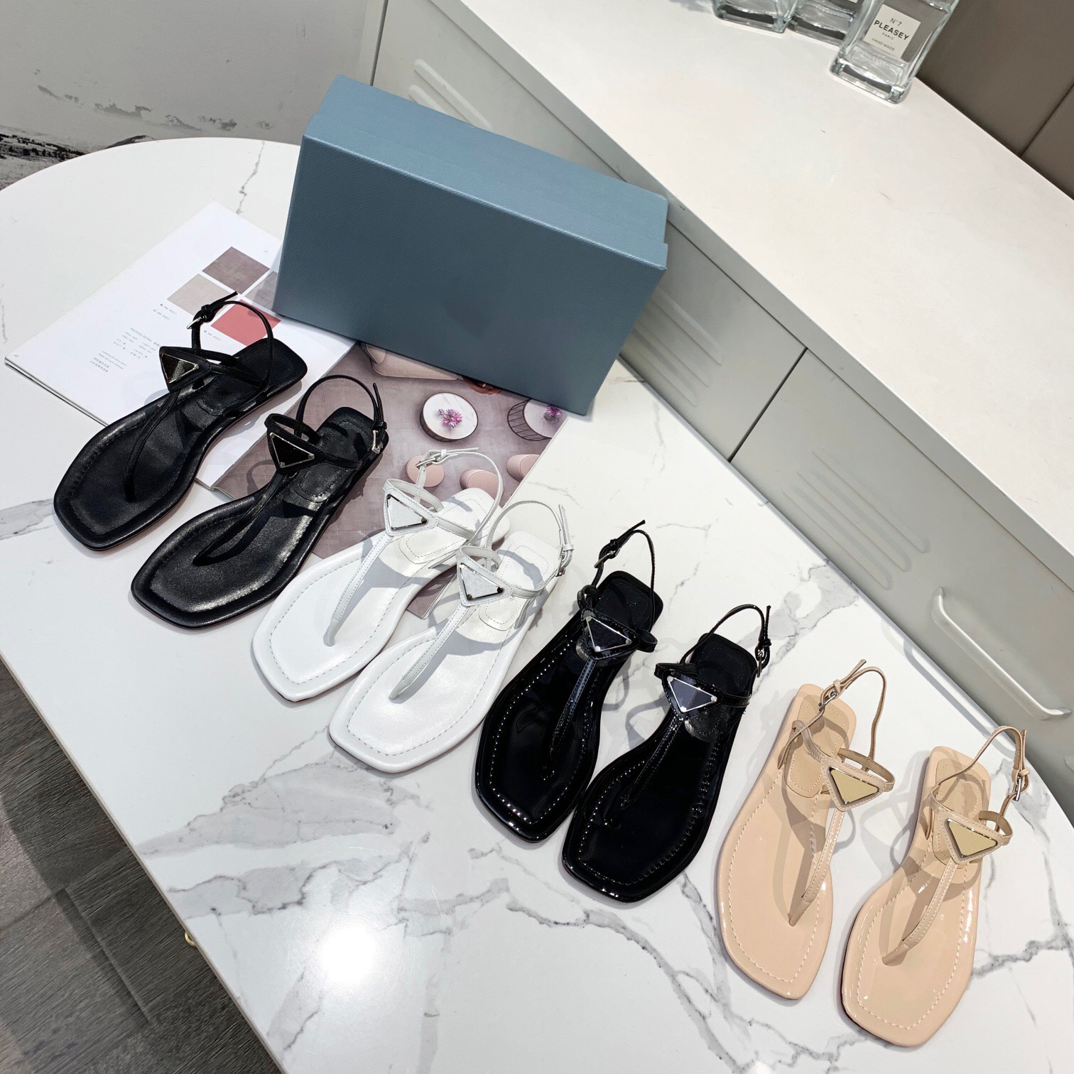 Top Quality Women Platform Sandals Designer Slides Leather Summer Flip Flops Triangle Metal Label Size 34-41 XX-0263, White
Top Quality Women Platform Sandals Designer Slides Leather Summer Flip Flops Triangle Metal Label Size 34-41 XX-0263, White