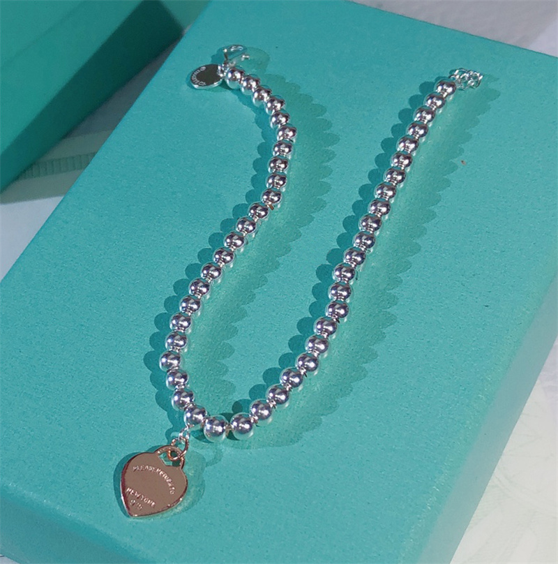 Luxurys Designer Bracelet Mens Womens Fashion Heart Love Bracelet Silver Simple Style High Quality Luxury Designer Jewelry
Luxurys Designer Bracelet Mens Womens Fashion Heart Love Bracelet Silver Simple Style High Quality Luxury Designer Jewelry