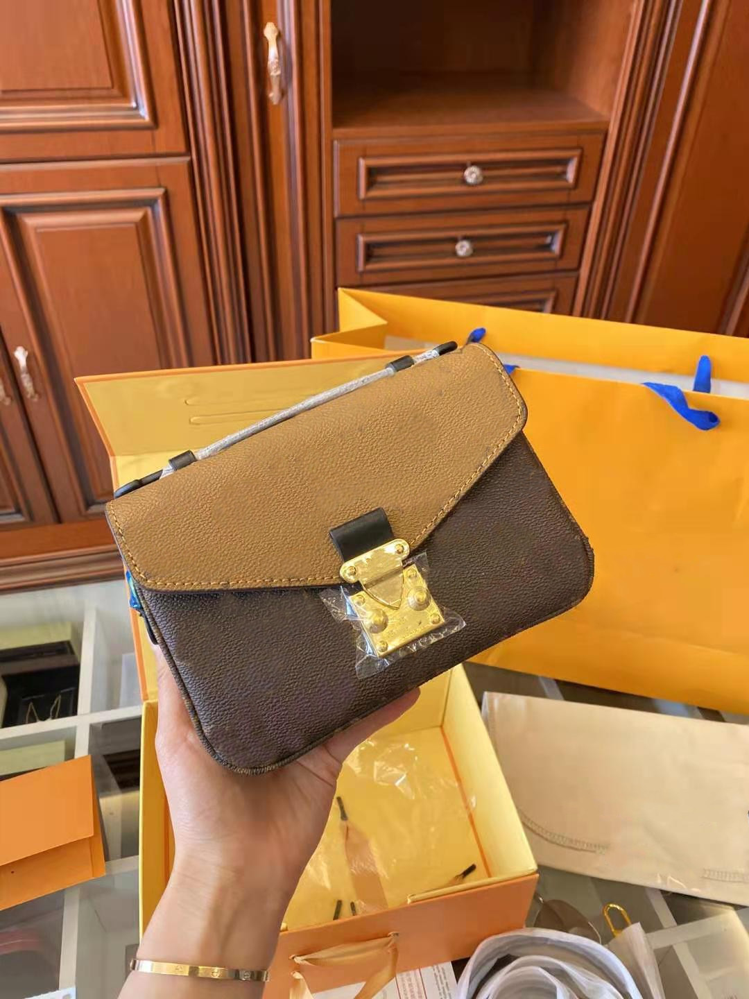 2021 New Color Matching Single Women Shoulder Bags Crossbody Lock Postman Leather Crossbar Bag Old Flower Handbag High Quality, Customize
2021 New Color Matching Single Women Shoulder Bags Crossbody Lock Postman Leather Crossbar Bag Old Flower Handbag High Quality, Customize