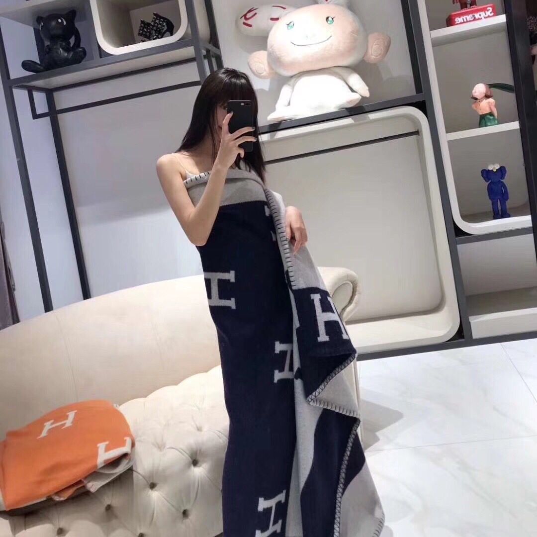 Design scarf New large H letter Cashmere Shawl small age same flight blanket thickened air conditioning Blanket Sofa cushion, Blue;gray
Design scarf New large H letter Cashmere Shawl small age same flight blanket thickened air conditioning Blanket Sofa cushion, Blue;gray
