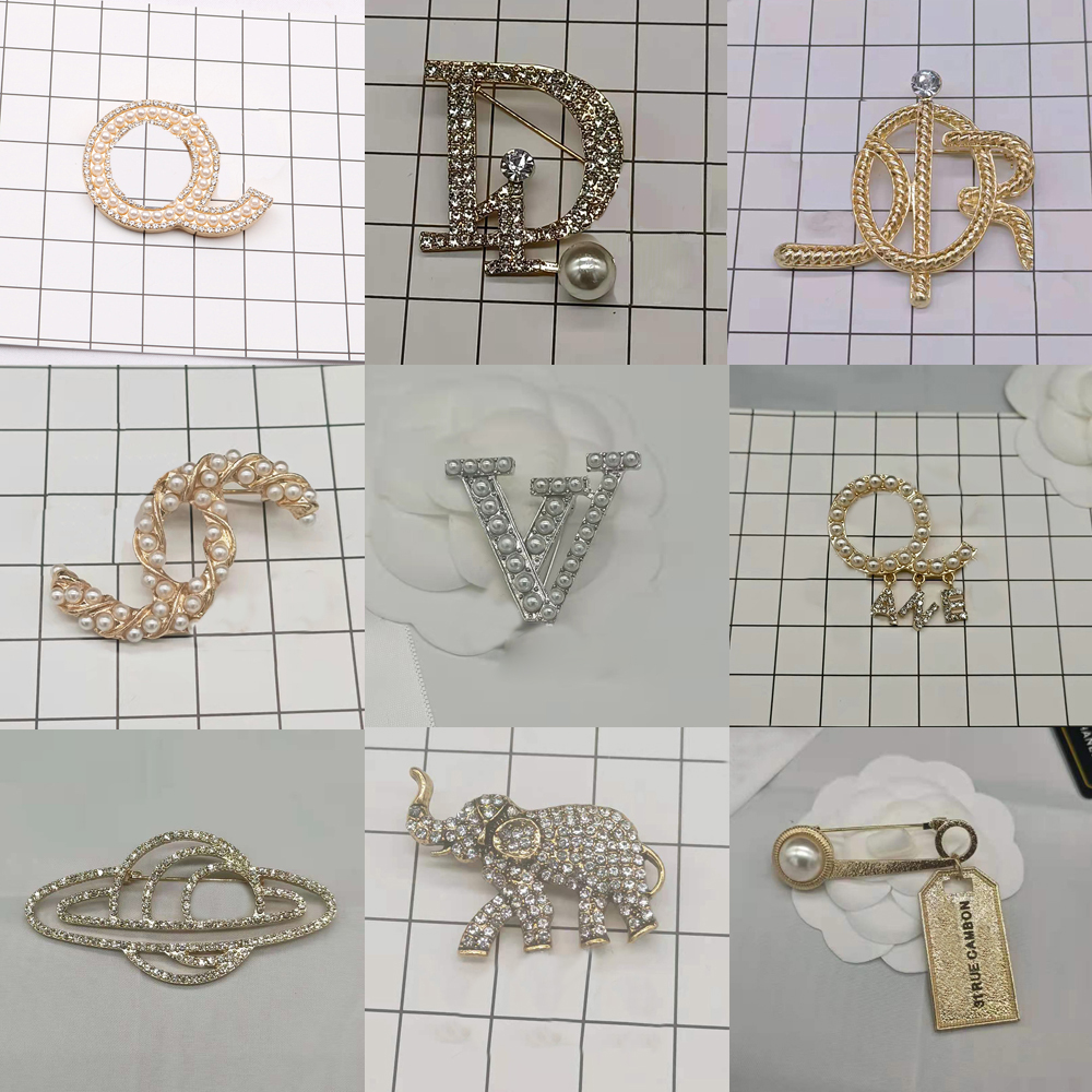 22ss 19style Copper Alloy Metal Designer Double Letters Brooch Pearl Crystal Rhinestone Small Sweet Wind Tassel Brooches Suit Pins Jewelry A, Gray
22ss 19style Copper Alloy Metal Designer Double Letters Brooch Pearl Crystal Rhinestone Small Sweet Wind Tassel Brooches Suit Pins Jewelry A, Gray