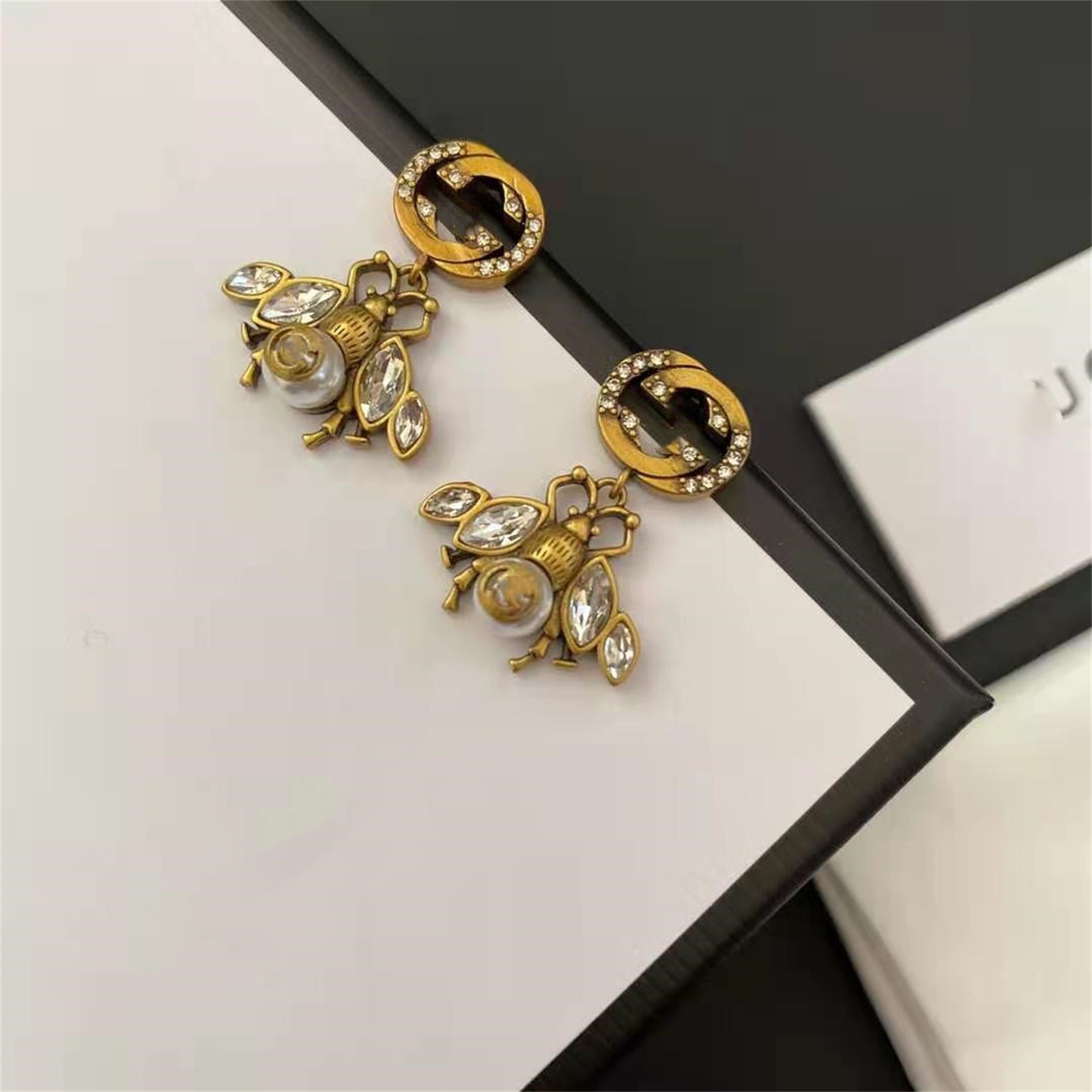 2020 gujia new brass wind double-G crystal pendant Bee Earrings personalized fashion earrings for woment, Silver
2020 gujia new brass wind double-G crystal pendant Bee Earrings personalized fashion earrings for woment, Silver