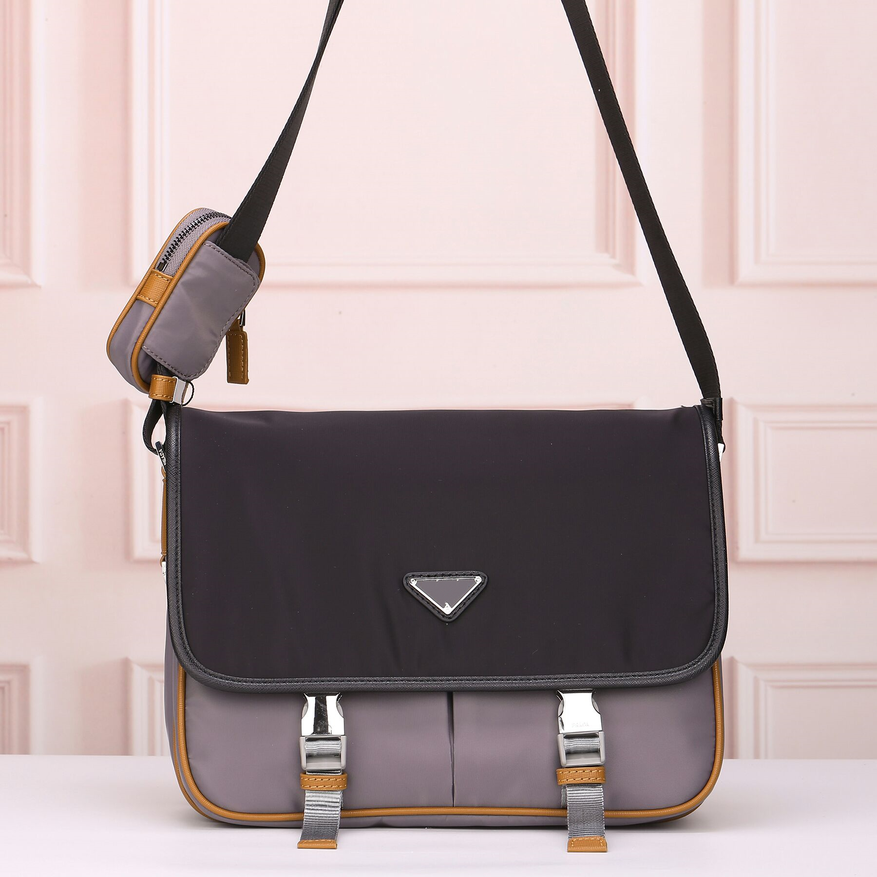 Luxury designer classic style single shoulder messenger camera bag unisex bag card bag light and durable
Luxury designer classic style single shoulder messenger camera bag unisex bag card bag light and durable