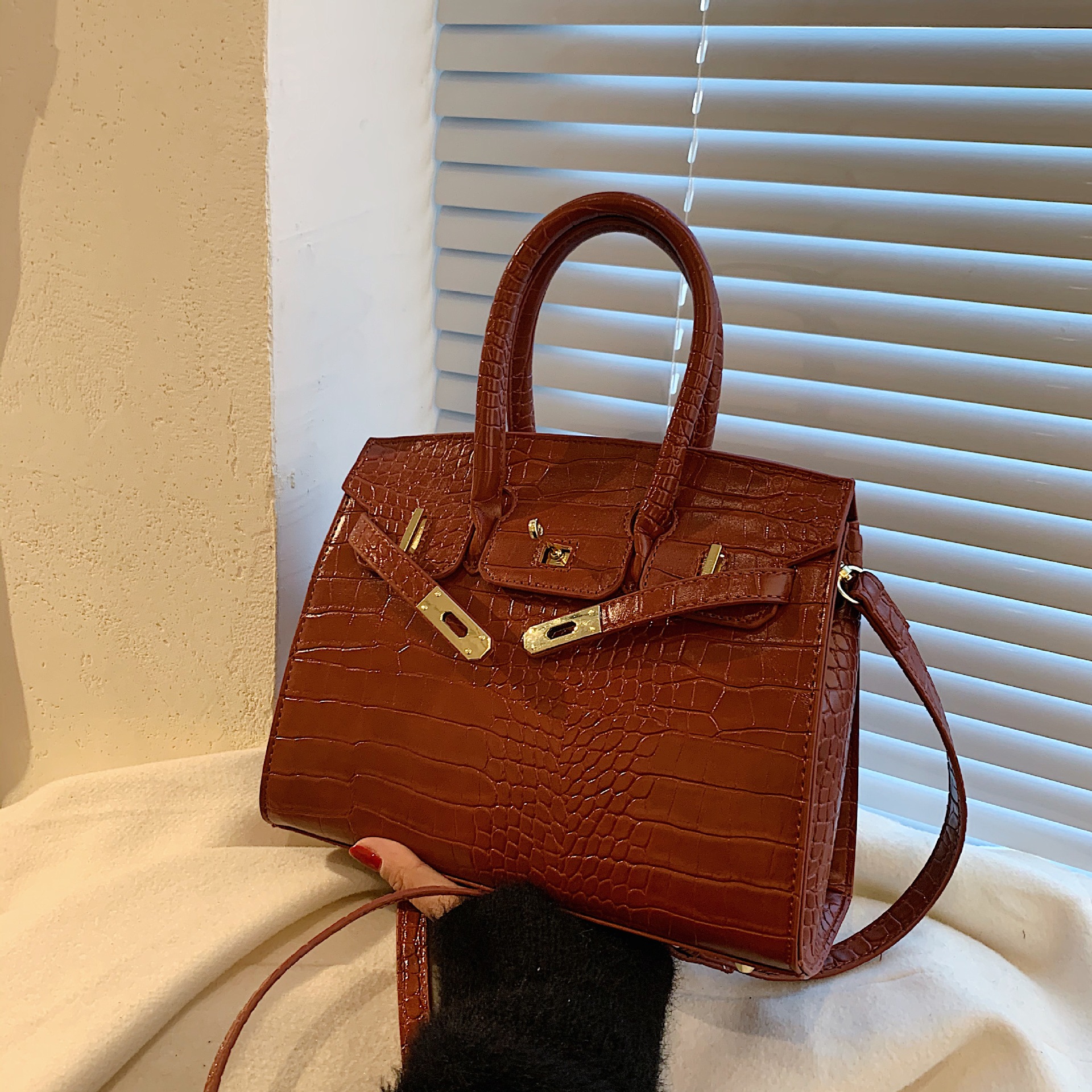 Birkin Bag Retro alligator print shoulder cross-body bag versatile buckle bags, White
Birkin Bag Retro alligator print shoulder cross-body bag versatile buckle bags, White