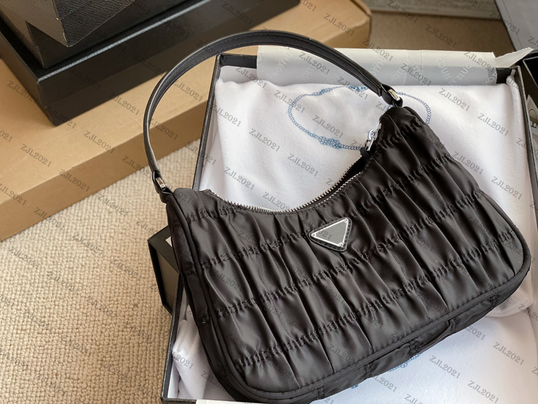2021 luxurys designers bags new fold bags hobo retro nylon Handbag underarm Le sac female Sac à bandoulière
2021 luxurys designers bags new fold bags hobo retro nylon Handbag underarm Le sac female Sac à bandoulière