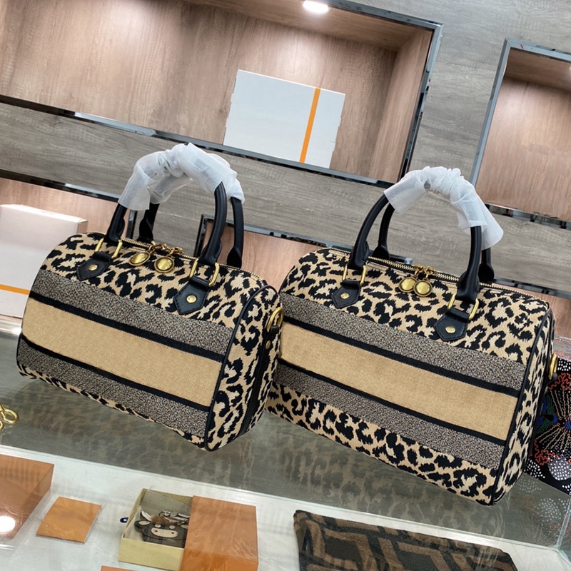 2021 brand designer shoulder bag lady temperament fashion luxury canvas embroidery portable saddle bags With box size: 23*8*18cm, #6 23cm8cm18cm
2021 brand designer shoulder bag lady temperament fashion luxury canvas embroidery portable saddle bags With box size: 23*8*18cm, #6 23cm8cm18cm