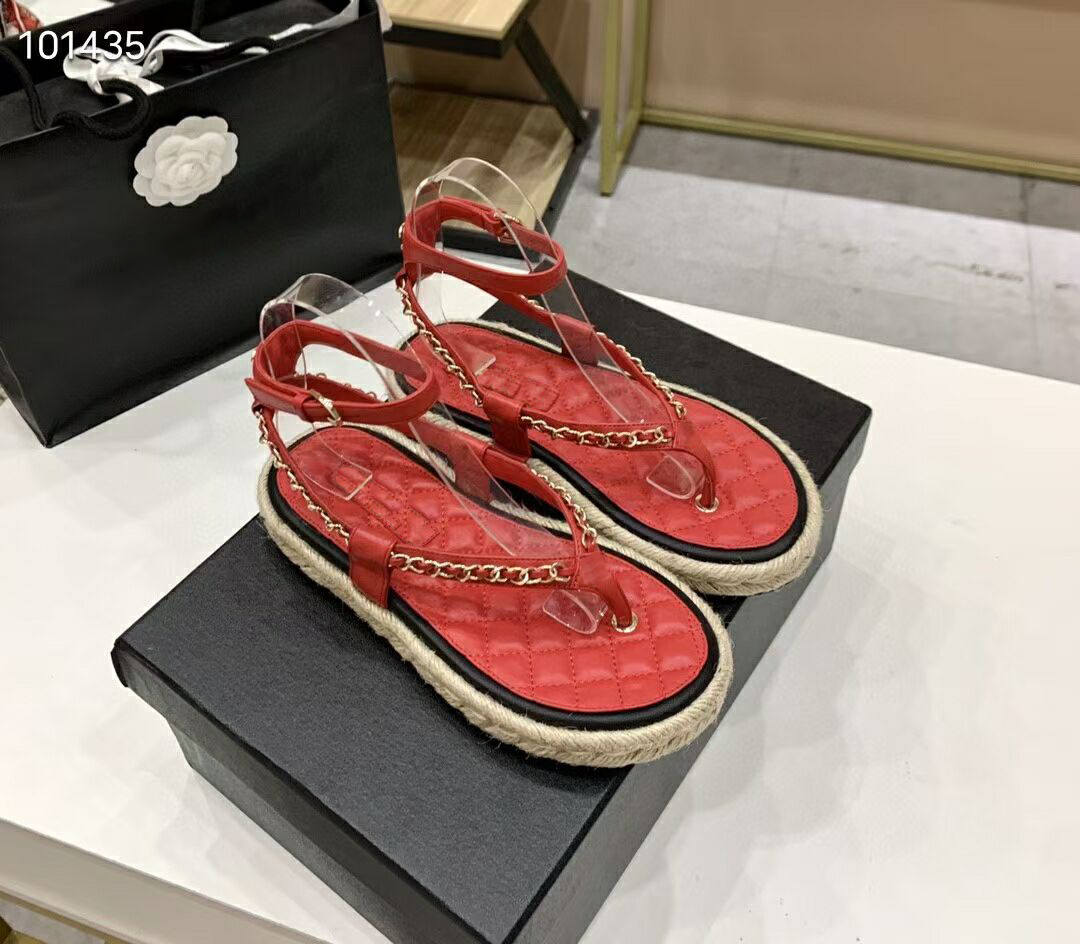 2021 European Classic Luxury Style Women's Slippers Fashion sandal Solid Shoes Flat slipper sole Palmprint leather shoes, chain decoration, Black
2021 European Classic Luxury Style Women's Slippers Fashion sandal Solid Shoes Flat slipper sole Palmprint leather shoes, chain decoration, Black