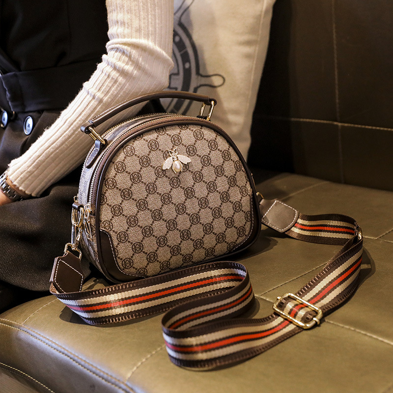 High Quality Bag Womens 2021 New Fashion Korean Versatile One-Shoulder Messenger Bag Internet Celebrity Fashion Ladies Bag Small Handbag, Grey
High Quality Bag Womens 2021 New Fashion Korean Versatile One-Shoulder Messenger Bag Internet Celebrity Fashion Ladies Bag Small Handbag, Grey