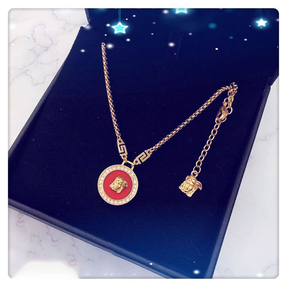 Head maze diamond inlaid necklace women's European and American temperament net red retro brand light luxury cold wind clavicle
Head maze diamond inlaid necklace women's European and American temperament net red retro brand light luxury cold wind clavicle