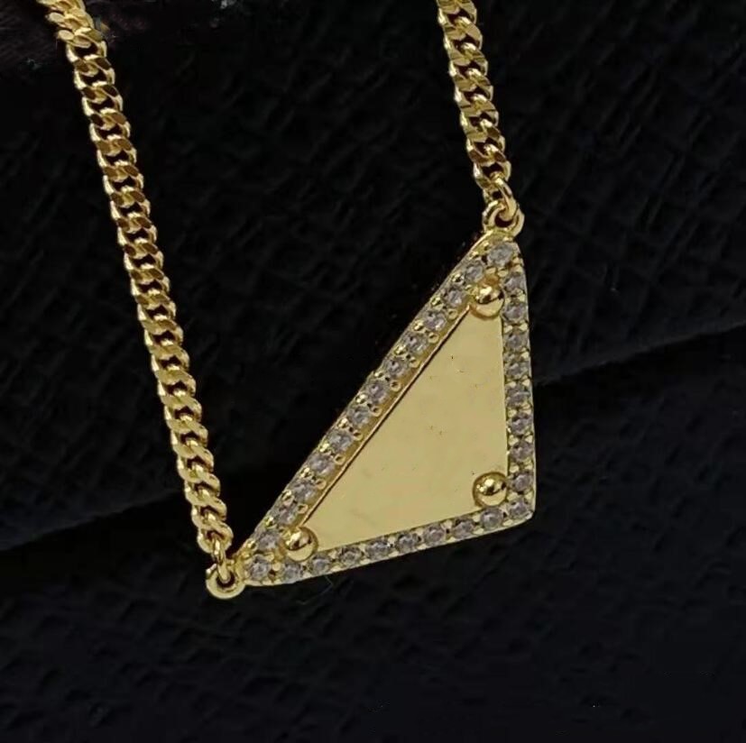 European and American letter necklace street expert inverted triangle metal pendant personality fashion gold with diamond clavicle chain female high quality 
European and American letter necklace street expert inverted triangle metal pendant personality fashion gold with diamond clavicle chain female high quality