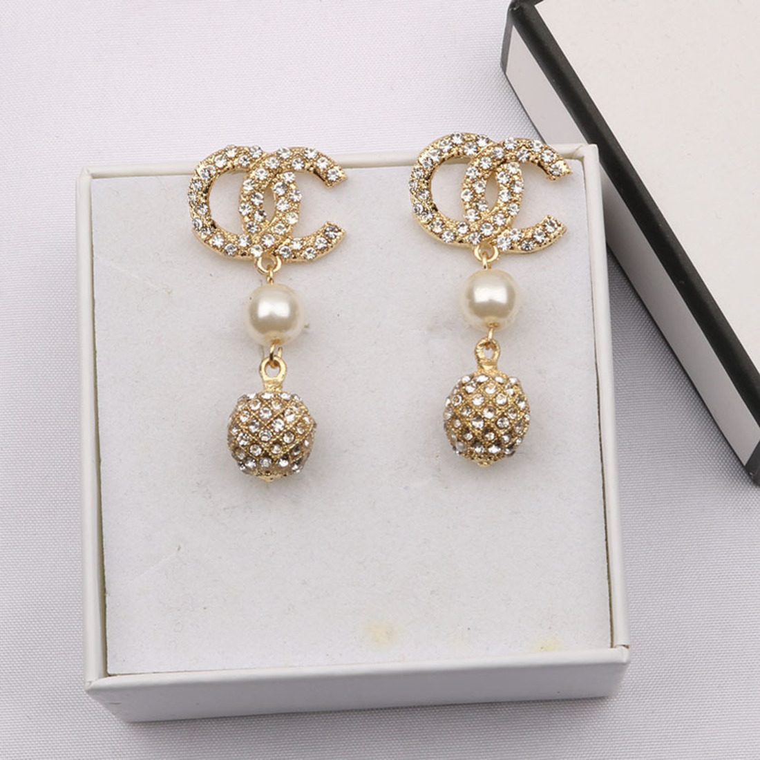 Creative diamond ball double-C earrings, versatile pearl earrings, new design, small and fresh Earrings4, Silver
Creative diamond ball double-C earrings, versatile pearl earrings, new design, small and fresh Earrings4, Silver