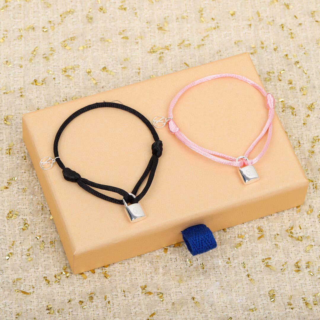S925 silver padlock pendant bracelet with small round and words for women man charm wedding jewelry gift have box PS4621, Golden;silver 
S925 silver padlock pendant bracelet with small round and words for women man charm wedding jewelry gift have box PS4621, Golden;silver