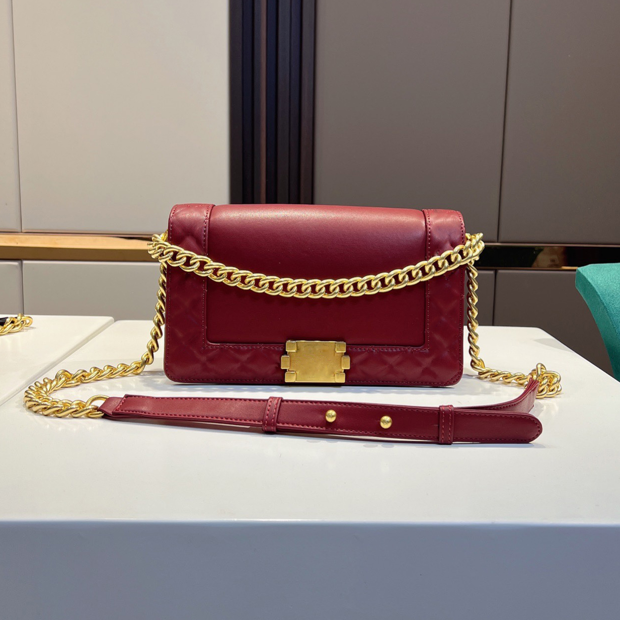 Classic Reverso Double Flap Bags Fall Winter Collection Calfskin Sheepskin Leather Golden Chain Crossbody Shoulder Quilted Hangbag For Woman 26x16cm, Black
Classic Reverso Double Flap Bags Fall Winter Collection Calfskin Sheepskin Leather Golden Chain Crossbody Shoulder Quilted Hangbag For Woman 26x16cm, Black