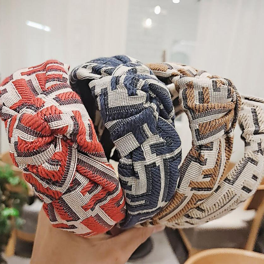 8color Fashion Designer Brand Letter Print Wide Edge Knotted Headbands Luxury Turban Headband Hair Hoop Headwear Accessories for Women Girls
8color Fashion Designer Brand Letter Print Wide Edge Knotted Headbands Luxury Turban Headband Hair Hoop Headwear Accessories for Women Girls