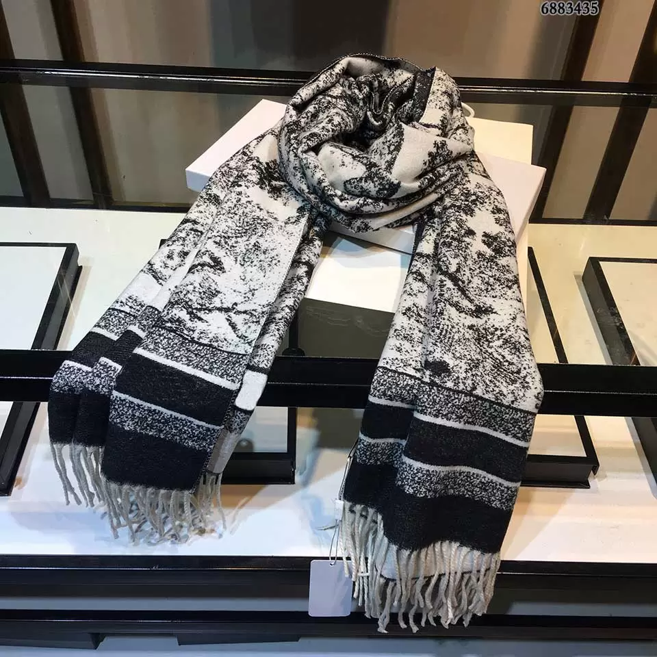 22SS Women Men D Style Scarf Luxury Designer High Quality British Bagh Bristled Cashmere Scarf Shawl Dual-use Thick Couple Scarf
22SS Women Men D Style Scarf Luxury Designer High Quality British Bagh Bristled Cashmere Scarf Shawl Dual-use Thick Couple Scarf