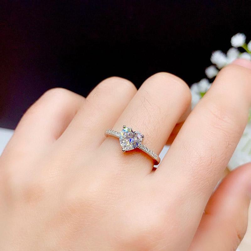 Cluster Rings Woman With Love Heart Zircon Cute Korean Silver Color Wedding Finger Ring Women Jewelry 2021 KBR142, Golden;silver
Cluster Rings Woman With Love Heart Zircon Cute Korean Silver Color Wedding Finger Ring Women Jewelry 2021 KBR142, Golden;silver