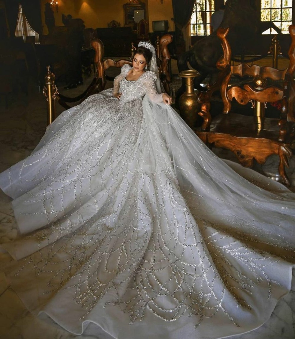 Dubai Plus Size Ball Gown Wedding Dress 2021 Long Sleeve Lace Sequined Luxury Bridal Gowns Crystal Beads Bride robes de mariée, Silver
Dubai Plus Size Ball Gown Wedding Dress 2021 Long Sleeve Lace Sequined Luxury Bridal Gowns Crystal Beads Bride robes de mariée, Silver